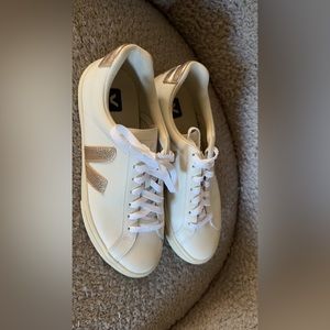 NWOT Vejas Women 9.5